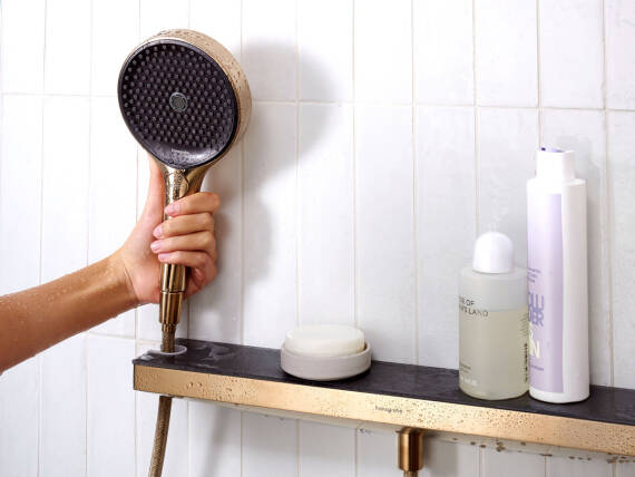 配有花洒支架和淋浴置物架的境雨墙上接头。