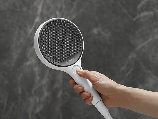 采用Select按钮的汉斯格雅境雨手持花洒。