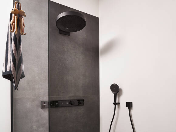 安装在淋浴房中的境雨头顶花洒。