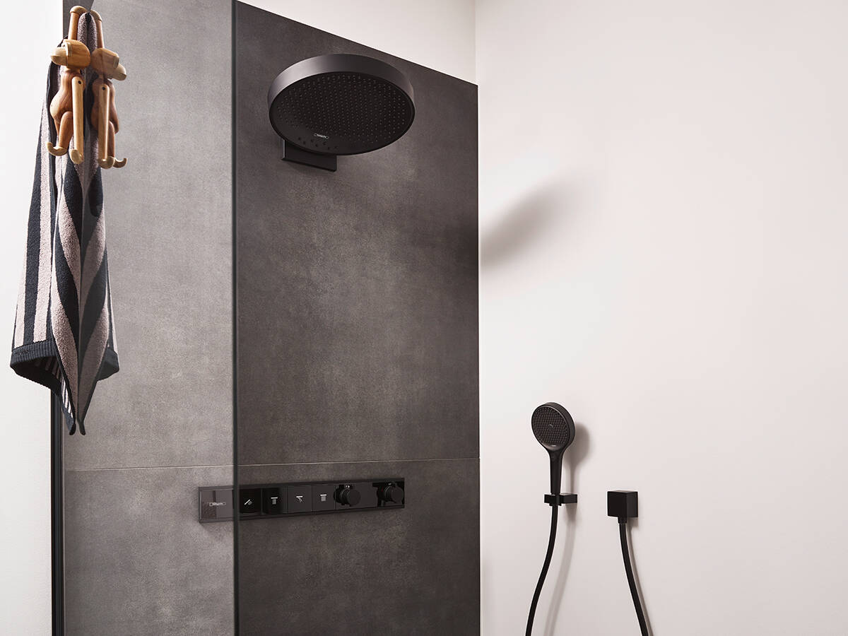 安装在淋浴房中的境雨头顶花洒。