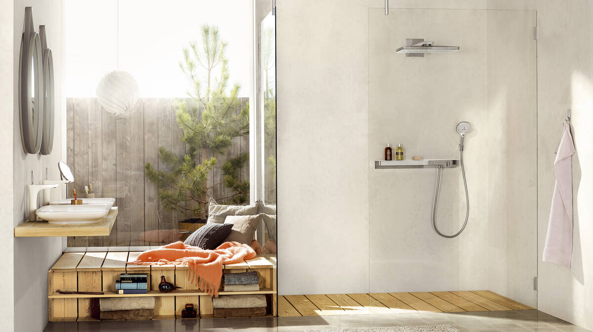 配备轻溢水花洒的开放式浴室 。