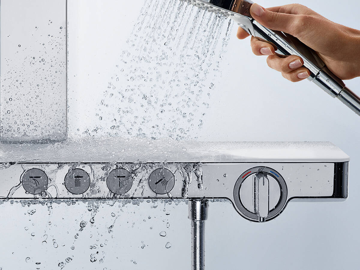 跨代浴室淋浴房内的易读标志。