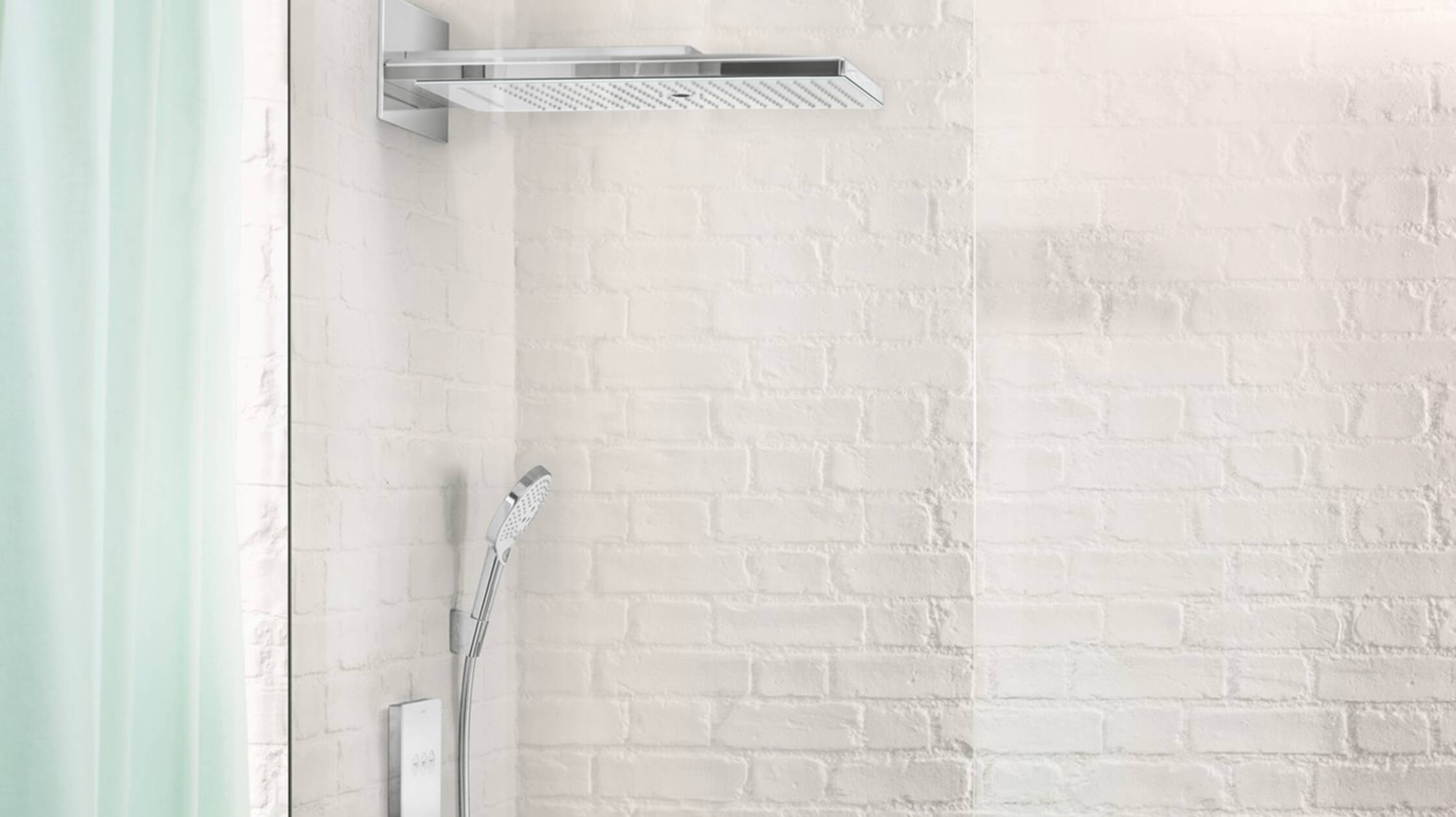 配有现代头顶花洒和手持花洒的明亮浴室。