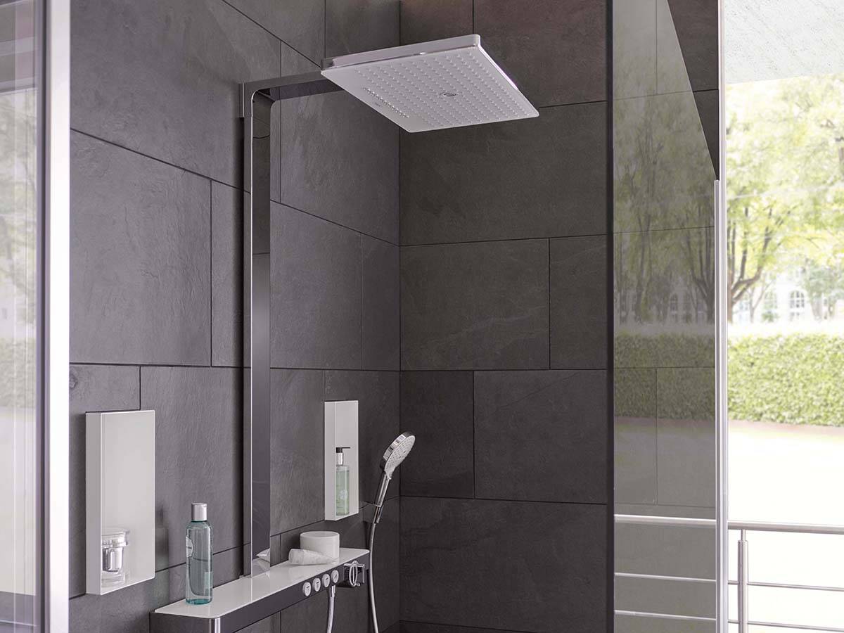 深色瓷砖前配有高贵淋浴系统的大型雨淋式淋浴房。