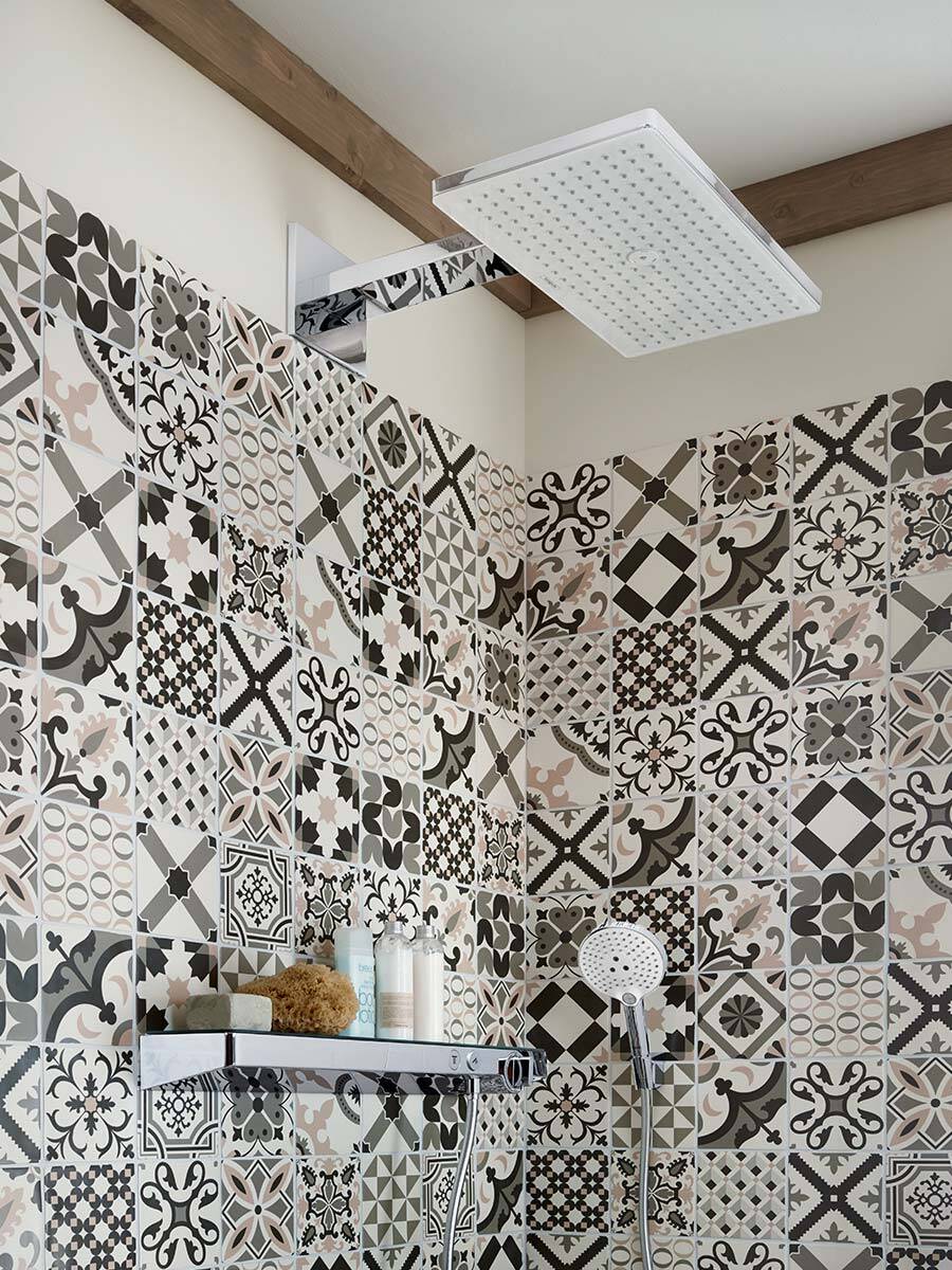 绘有东方纹样的淋浴区墙砖。