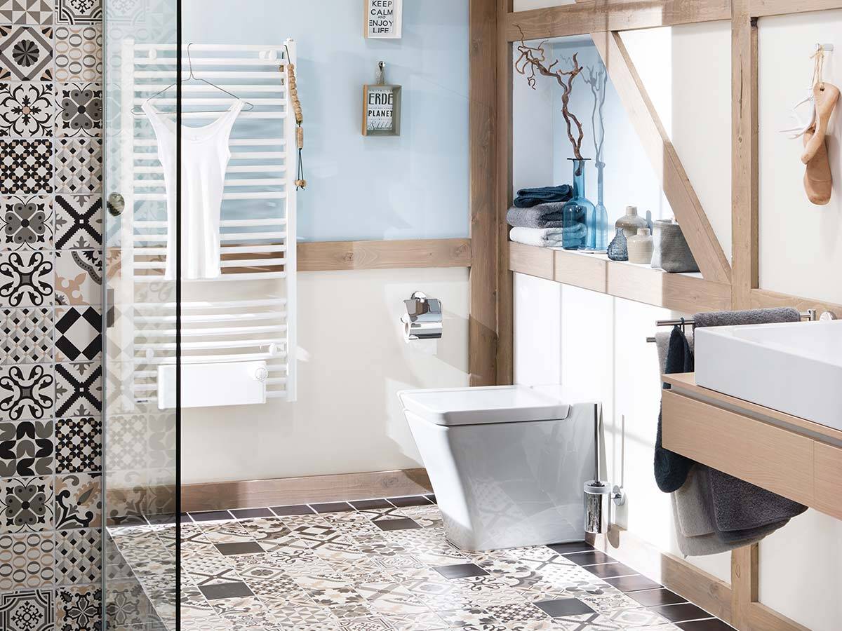 通过带有抽象图案的瓷砖打造东方浴室设计。