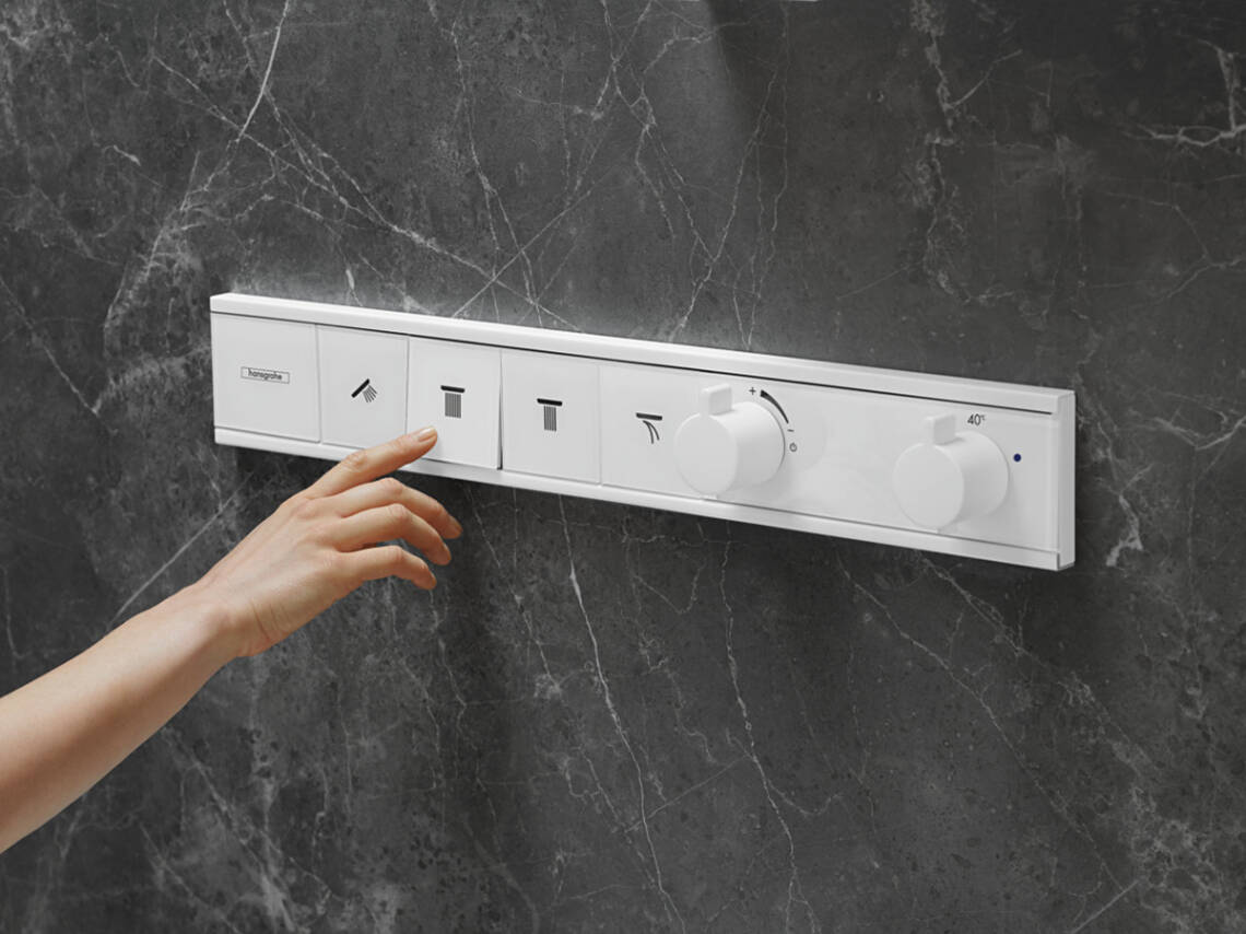 带大气按钮的淋浴控制装置。