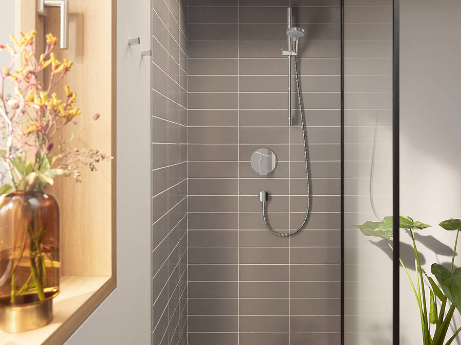 配有汉斯格雅 Vernis 的永不过时的浴室。