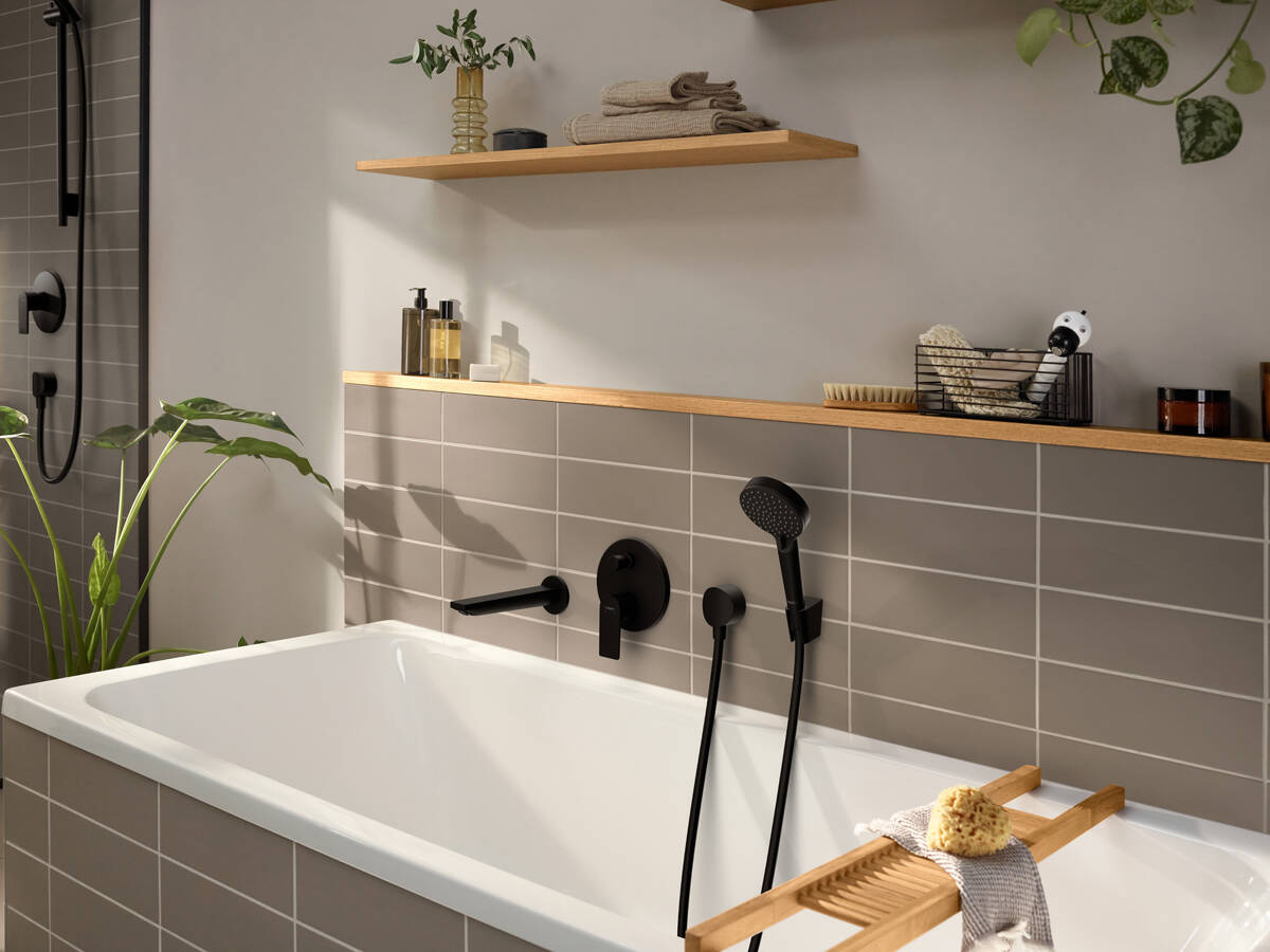 Rebris E 浴缸龙头与哑光黑花洒软管。 