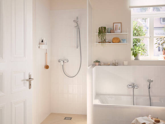 搭配 Vernis 花洒套件的 Rebris S 淋浴龙头和浴缸龙头。