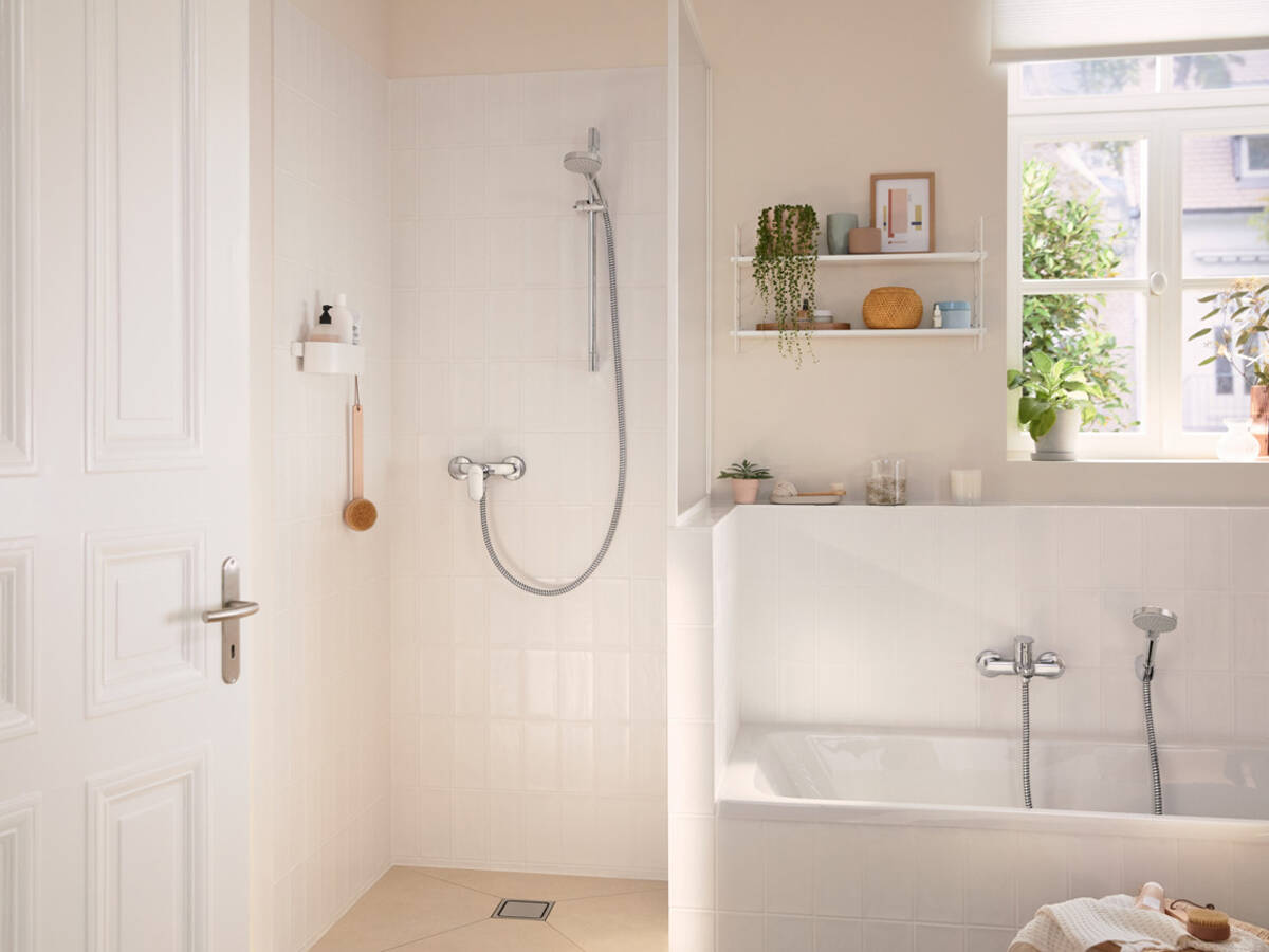 搭配 Vernis 花洒套件的 Rebris S 淋浴龙头和浴缸龙头。