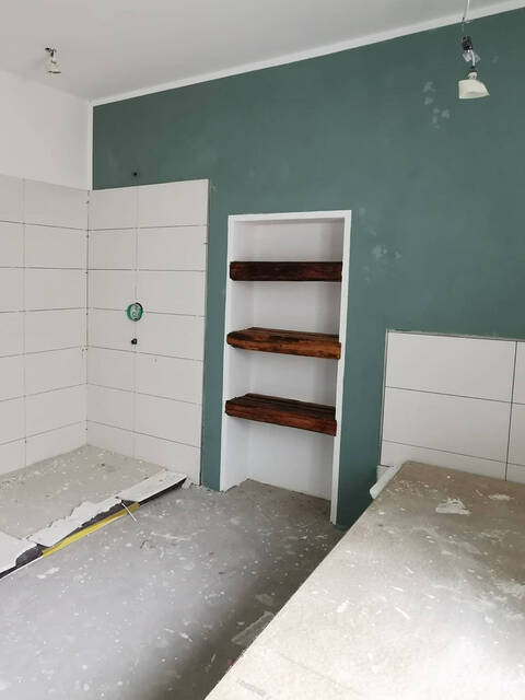 翻修前的浴室工地。