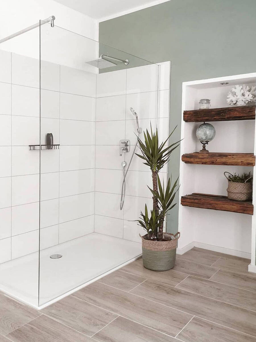 配备大型淋浴房、柯洛梅达的刚修缮的浴室。