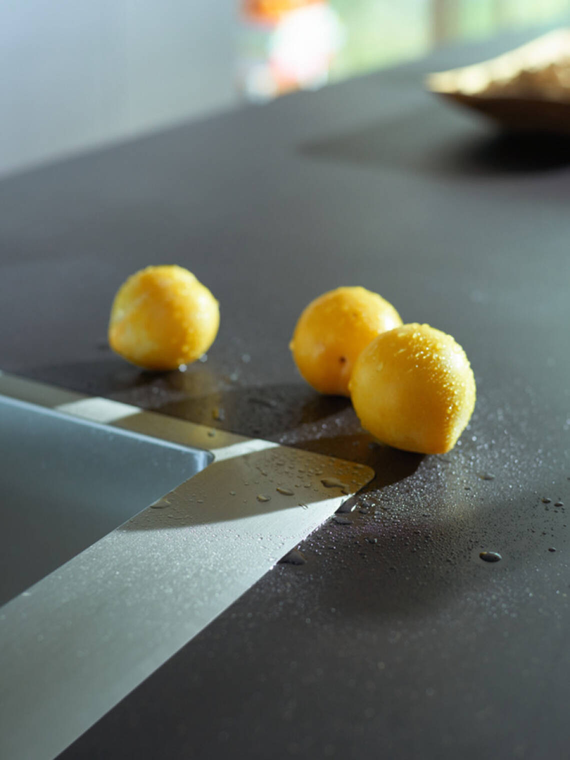 厨房水槽齐平集成到工作台面中。