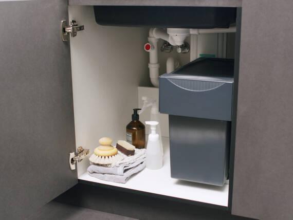 水槽底柜中的紧凑式 sBox。