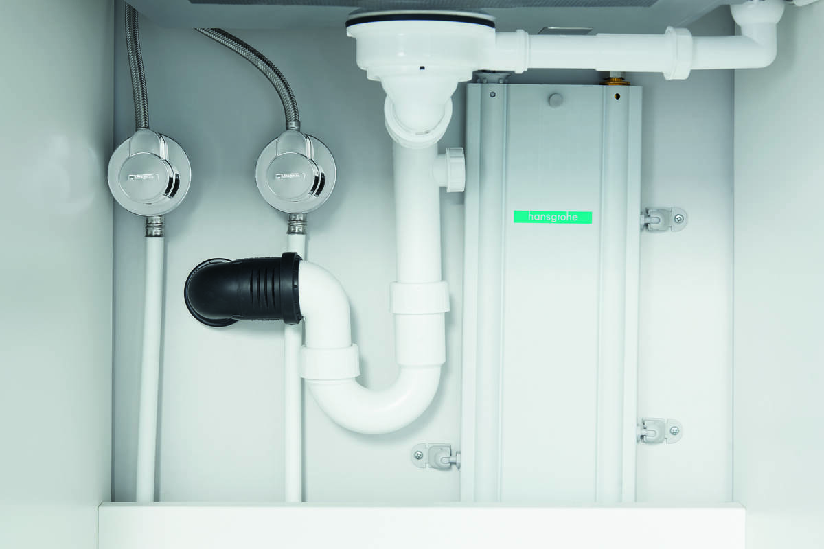 连同排水技术件和 sBox 安装在水槽地柜中。