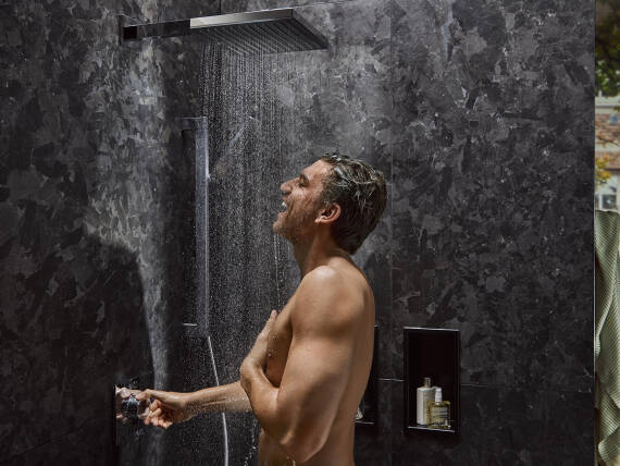 扁平简洁的淋浴暗装恒温龙头。