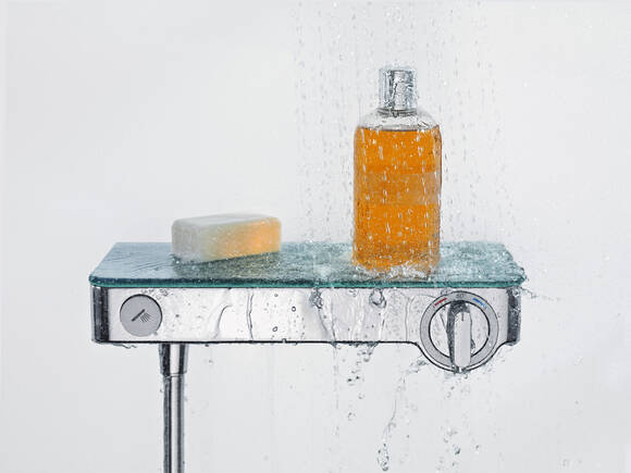 带置物面的汉斯格雅明装恒温龙头。