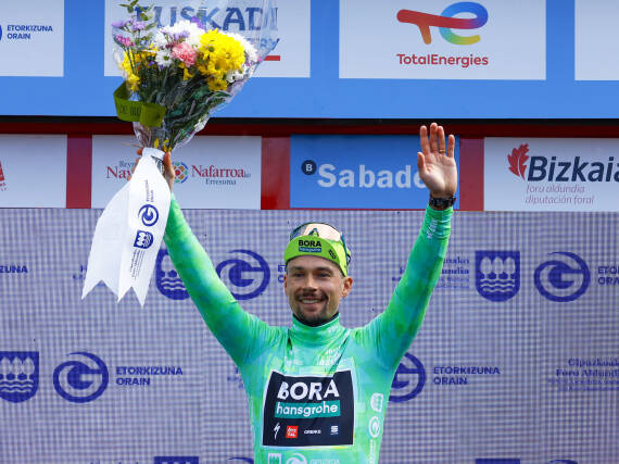 Primoz Roglic 出席环巴斯克赛颁奖仪式。