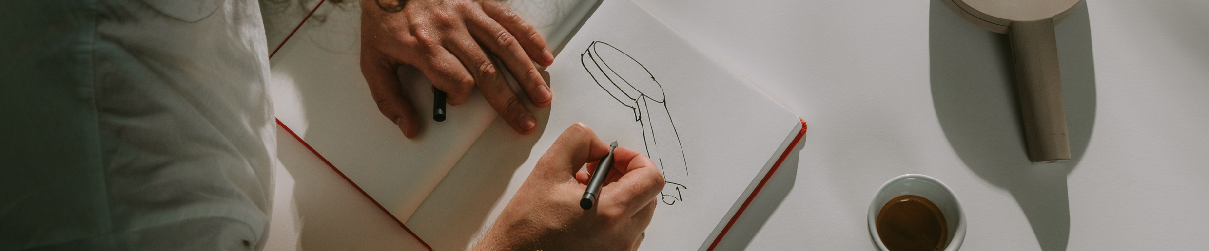 一位设计师正在绘制汉斯格雅手持花洒。