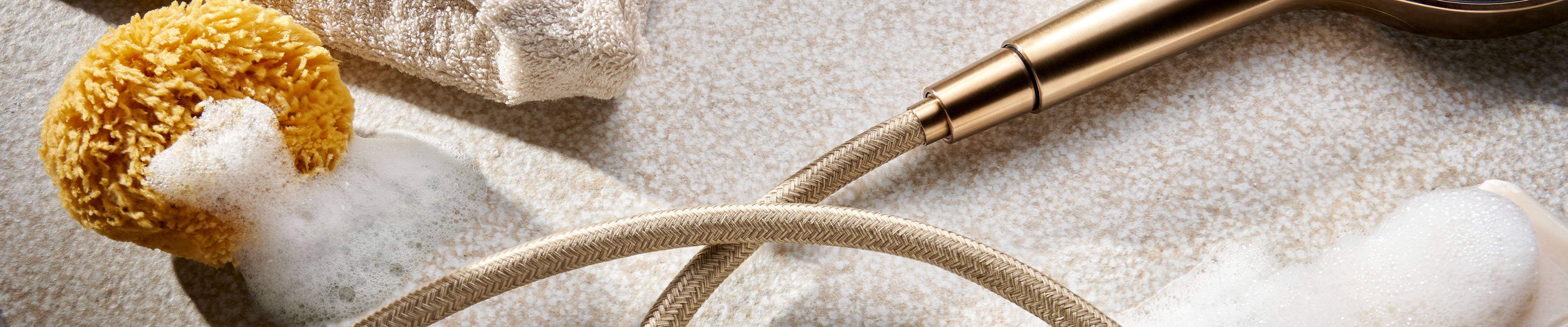 汉斯格雅淋浴软管与手持花洒色彩协调。