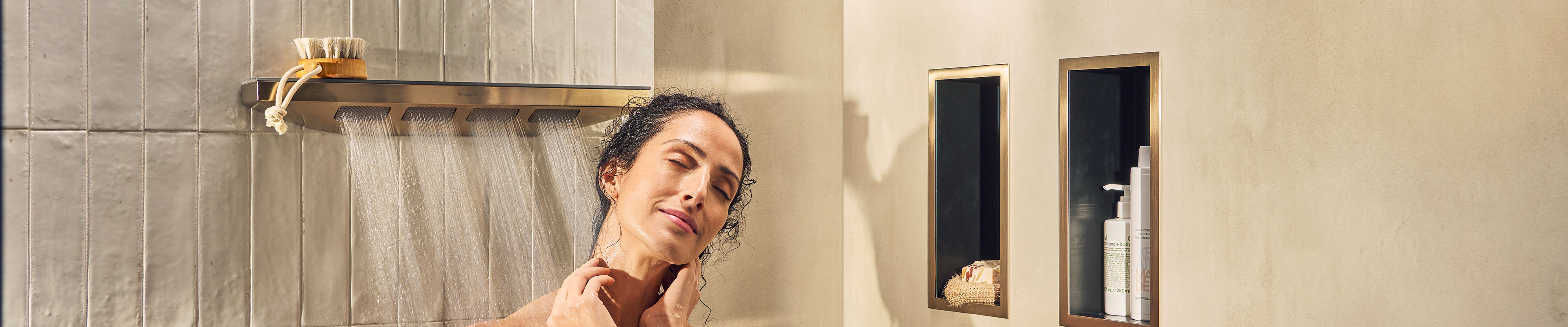 女士在境雨肩部花洒下享受沄雨式喷淋。