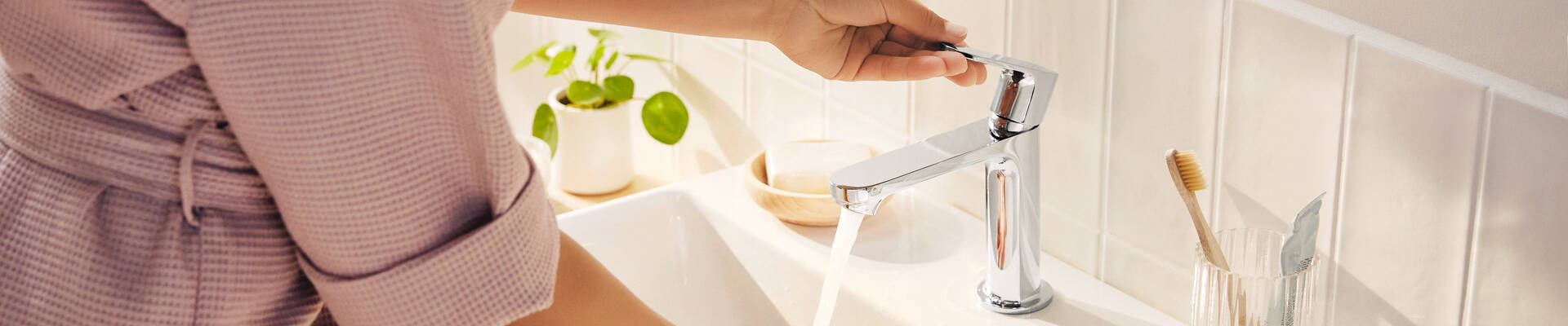 Rebris S 镀铬台盆龙头。