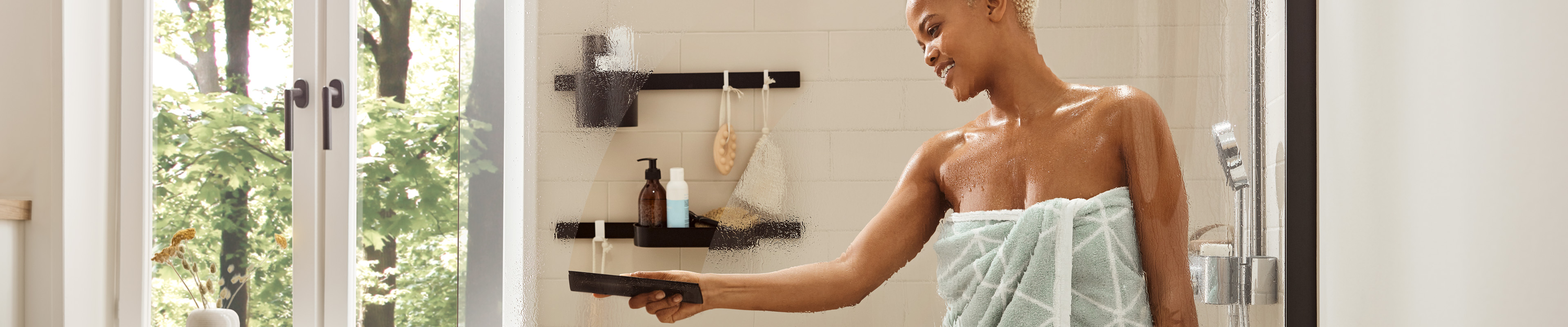 哑光黑色的汉斯格雅 Wallstoris 浴室置物架。