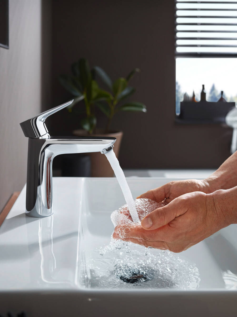 使用中的达丽丝单把手台盆龙头。