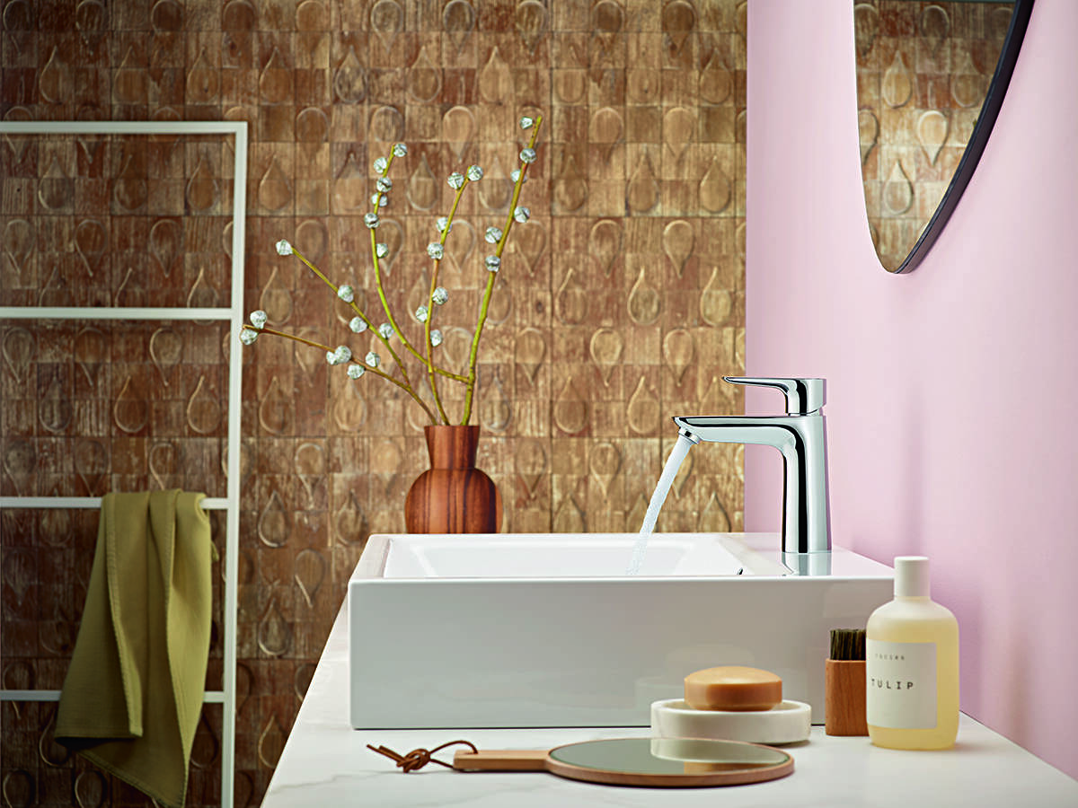 镀铬龙头在白色陶瓷上闪烁。