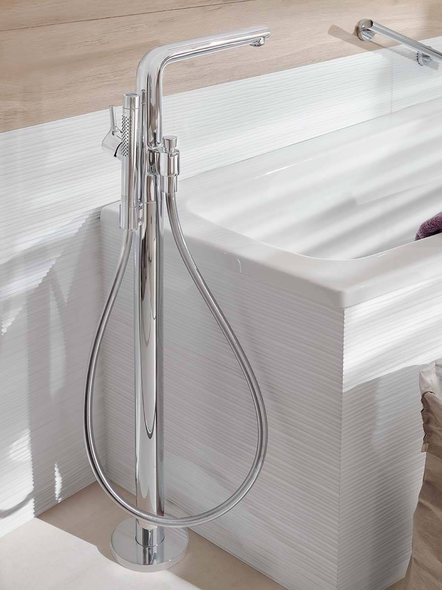 配有落地式镀铬龙头的白色浴缸。