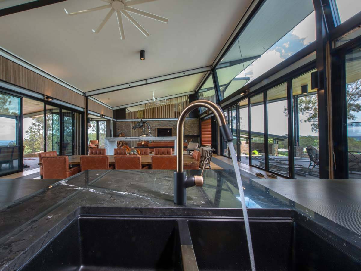 古铜外观的双色厨房龙头。