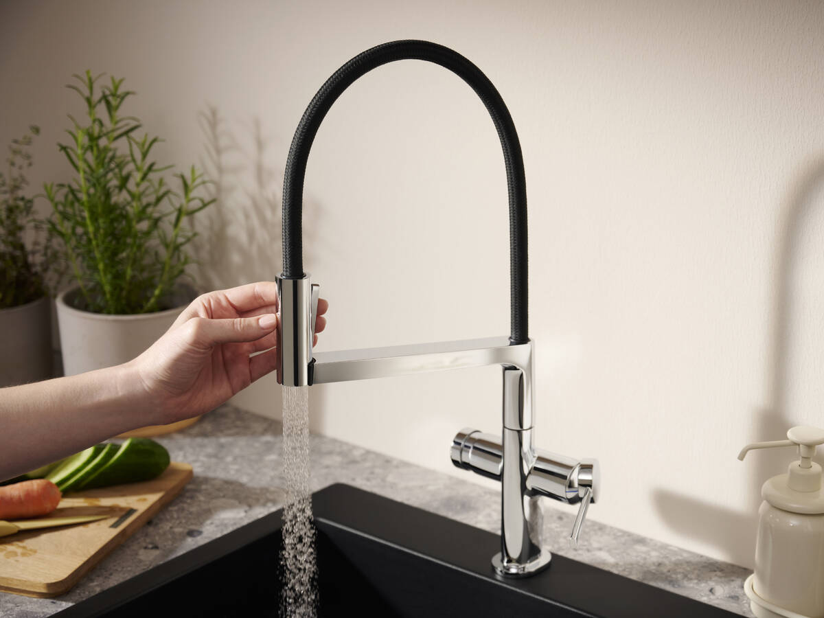 汉斯格雅现代厨房龙头下水管道。