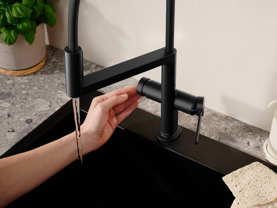 水槽上的摩登黑色达丽丝Select M54 沄雨式出水。