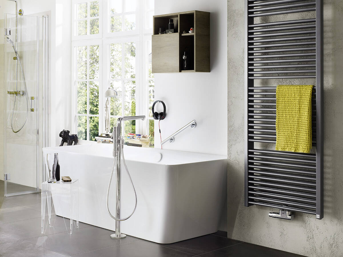 配有典雅龙头的独立式浴缸和淋浴房。