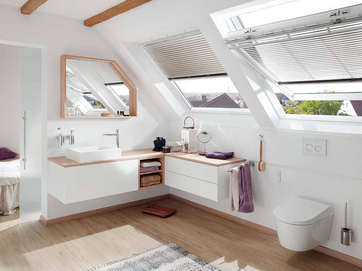 屋顶下配有台盆和马桶的大型家居浴室。
