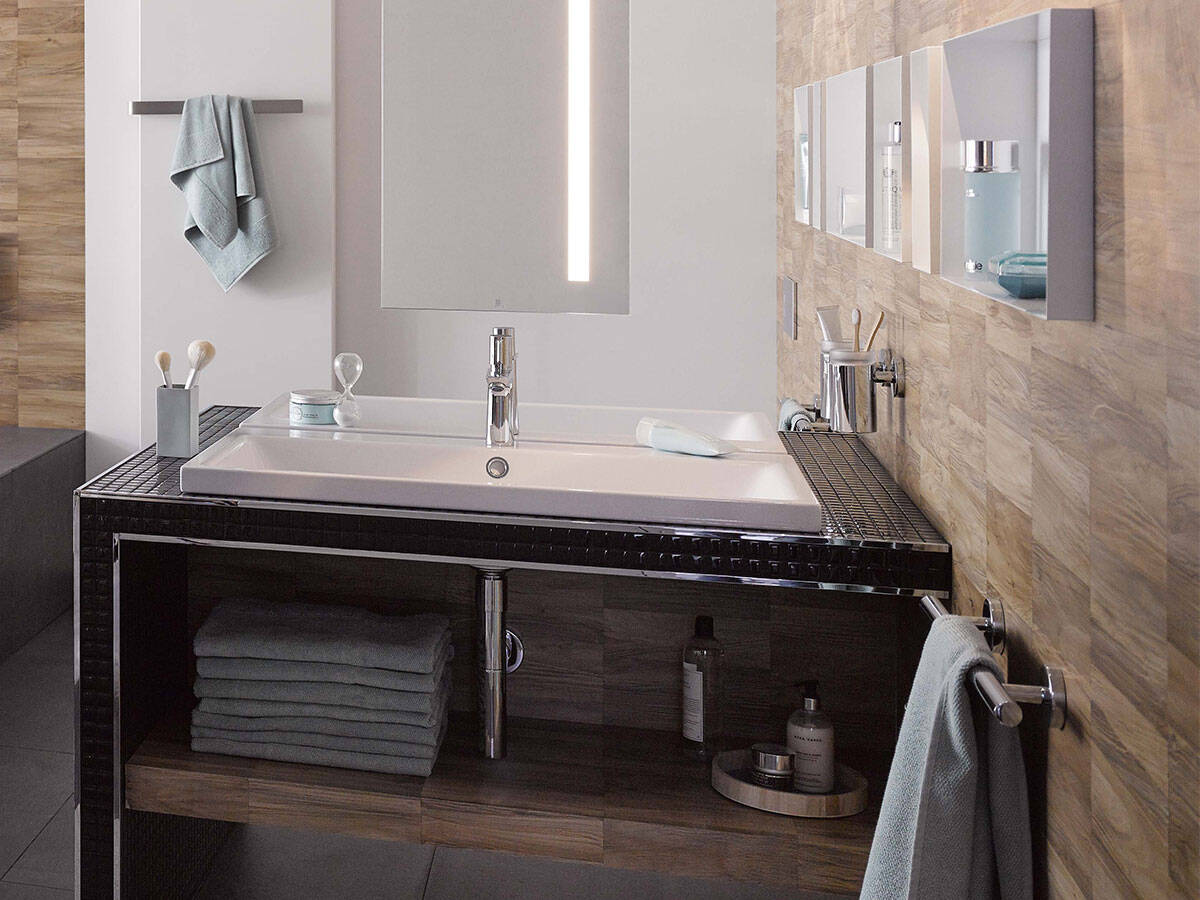 配有高档卫浴家居的高贵浴室。