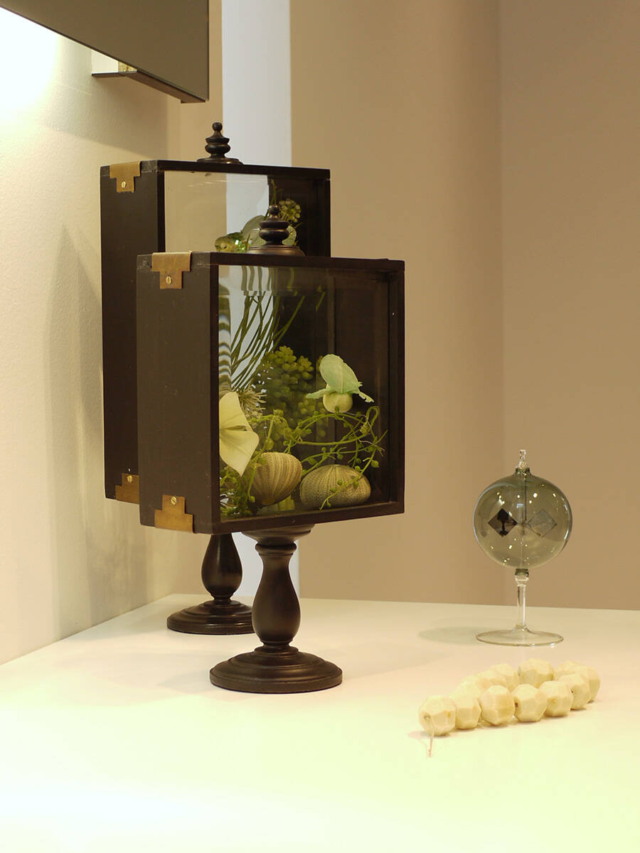 陈设创意：玻璃橱柜作为浴室内的装饰品。