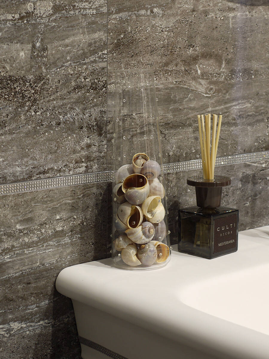 承载个人回忆的物件打造温馨浴室。