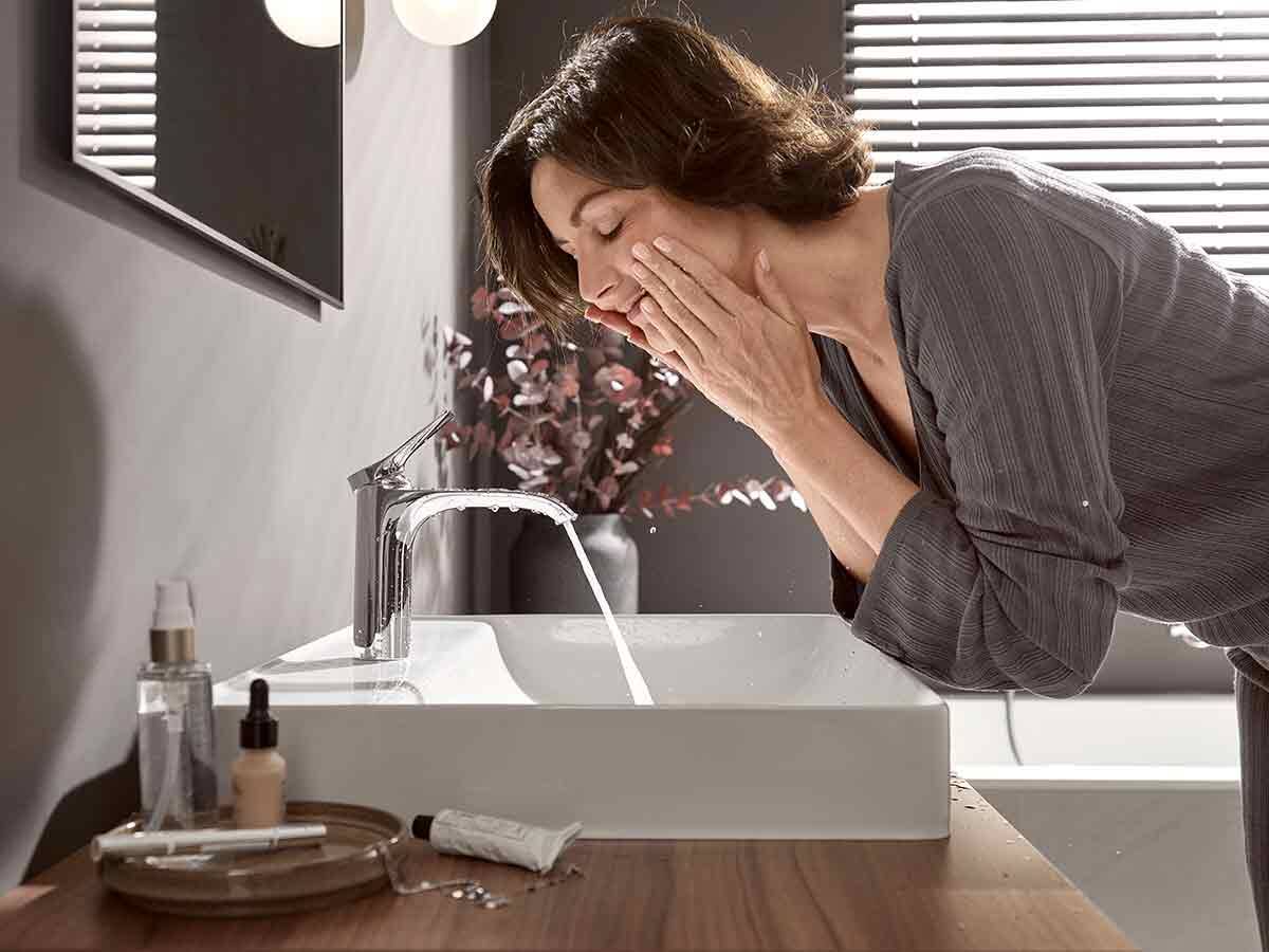 女士享受宽大的 Vivenis 喷淋。