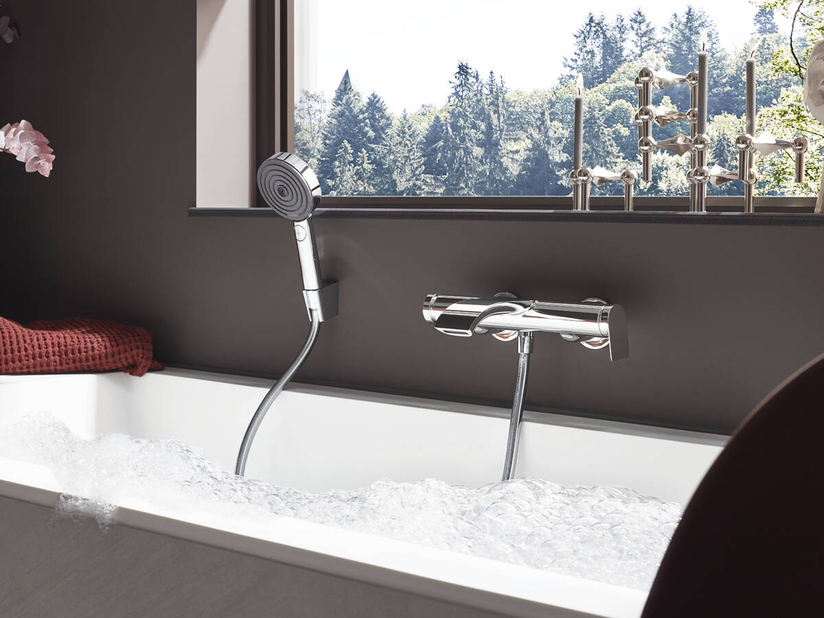 Vivenis 浴缸龙头，放满水的浴缸。