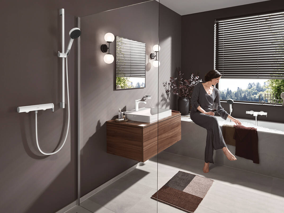 采用白色表面的 Vivenis 浴室。