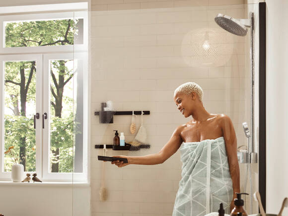 Wallstoris 浴室置物架与 Pulsify 花洒相结合。