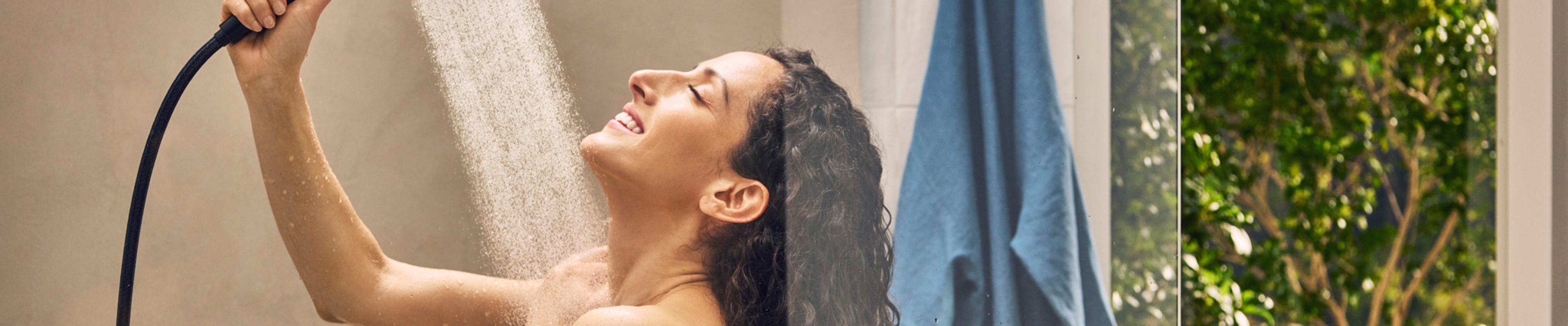 女士使用境雨，Designflex 花洒软管淋浴。