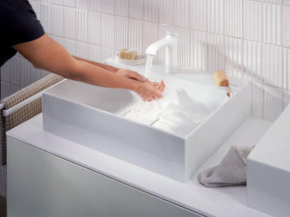 男士在汉斯格雅梦迪宝龙头下方洗手