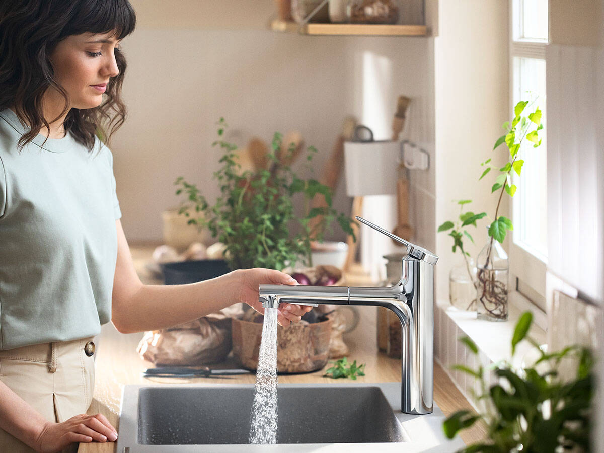 具有镀铬表面的哲怡思 M33，水槽上的花洒喷淋。