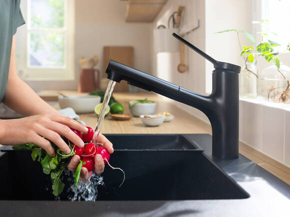 正在冲洗蔬菜的哲怡思 M33。