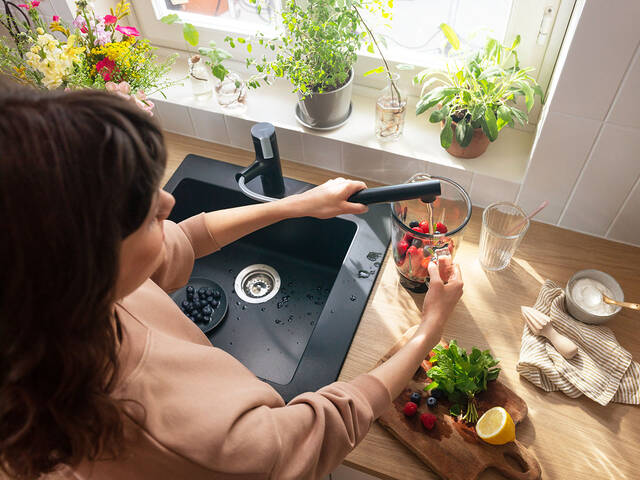 在水槽上使用、配有抽拉式花洒的哲怡思 M33。