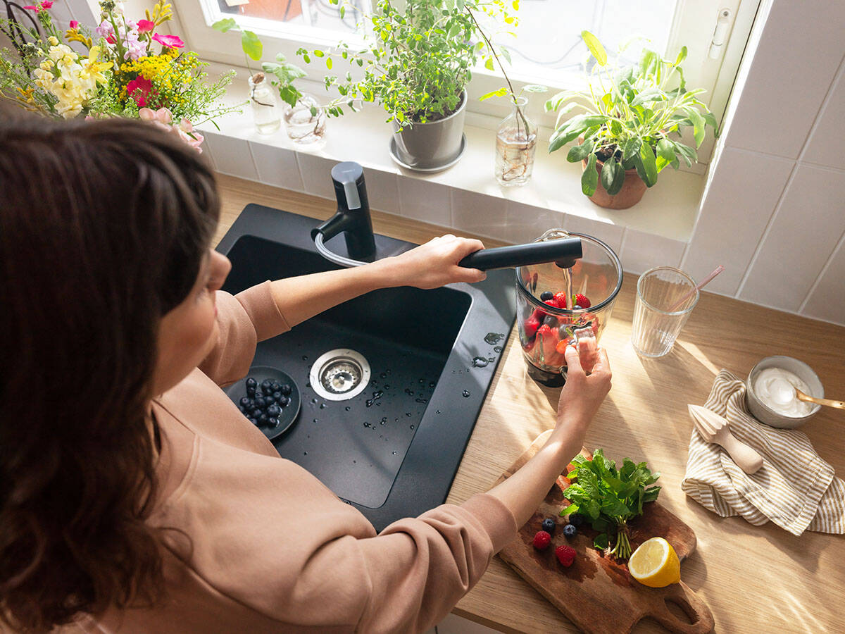 在水槽上使用、配有抽拉式花洒的哲怡思 M33。