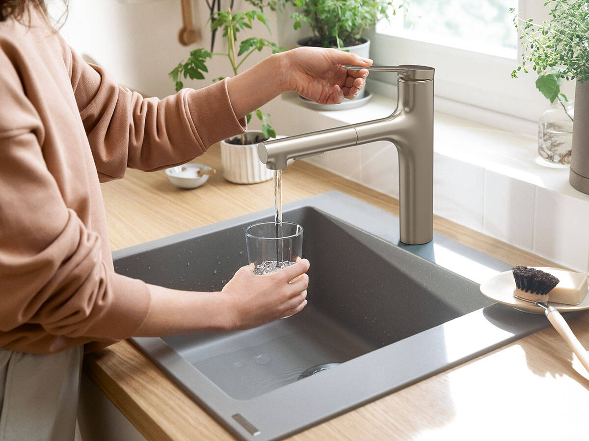 具有不锈钢抛光表面的 Zesis M33 厨房龙头。